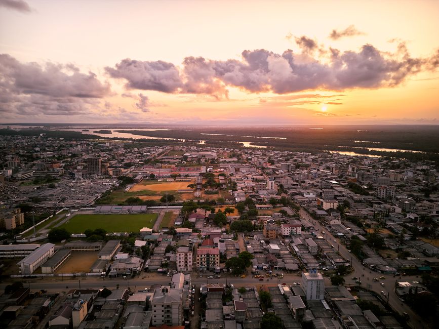 Vue aérienne de Douala au coucher du soleil avec l'estuaire du Wouri visible en arrière-plan, capitale économique du Cameroun