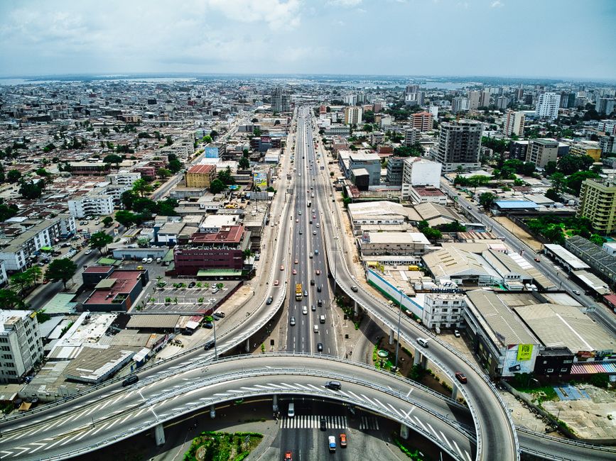 Vue aérienne du quartier d'affaires d'Abidjan et de ses échangeurs, cœur économique de la Côte d'Ivoire