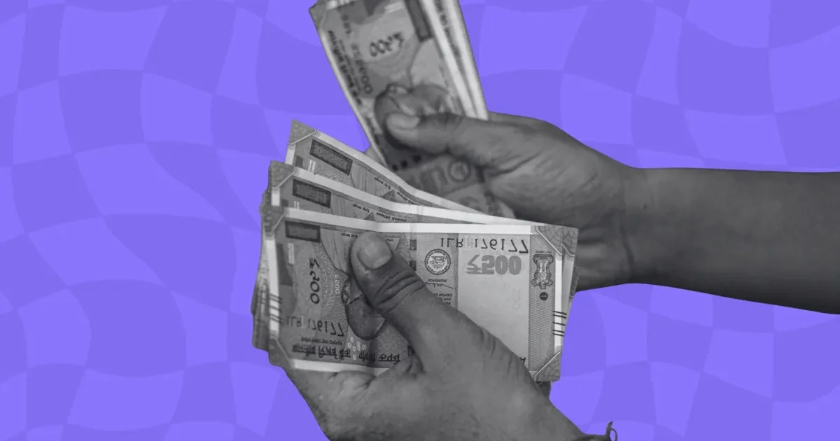 Hands holding banknotes, illustrating climate finance in the Sahel