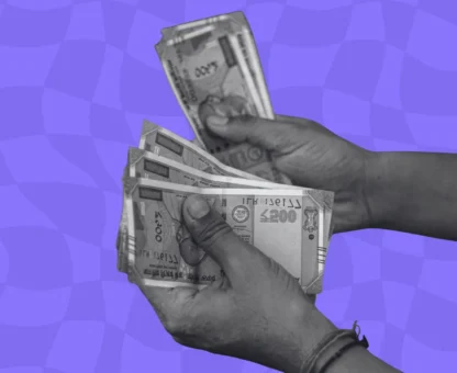 Hands holding banknotes, illustrating climate finance in the Sahel