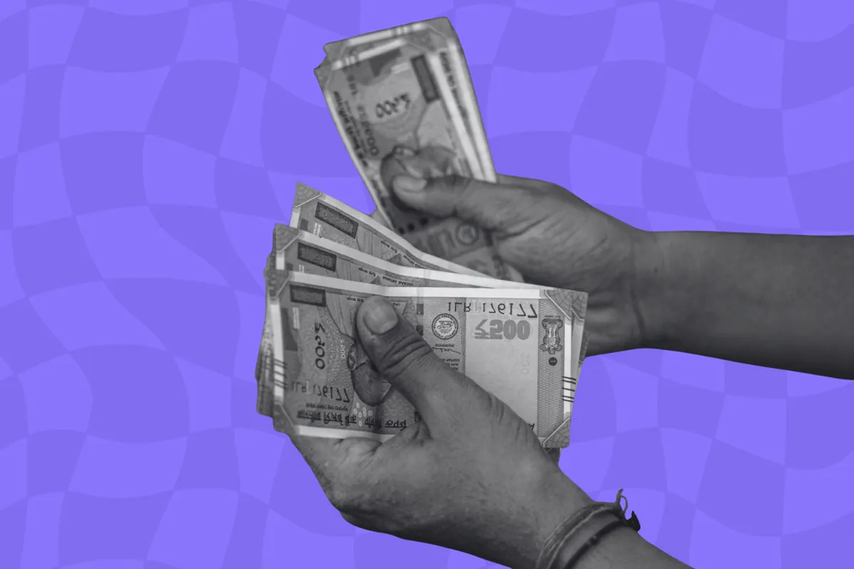 Hands holding banknotes, illustrating climate finance in the Sahel