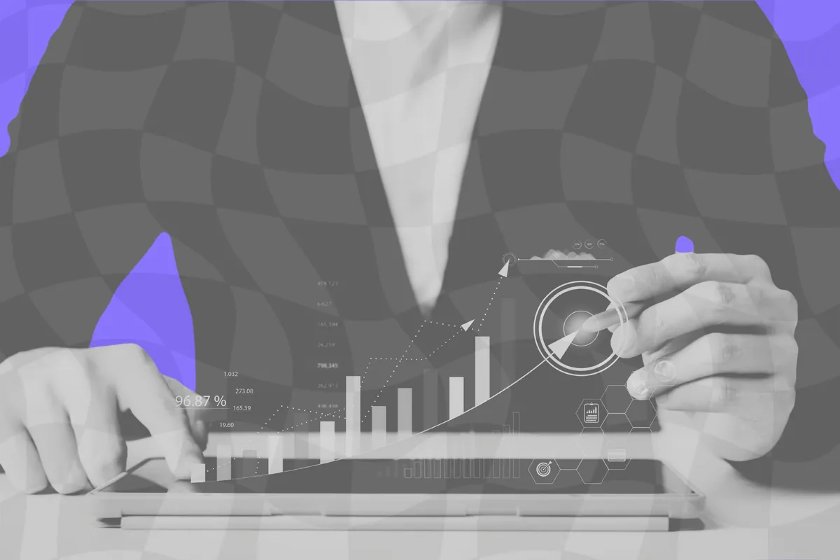 Une analyste examine des graphiques de données de développement à l'écran